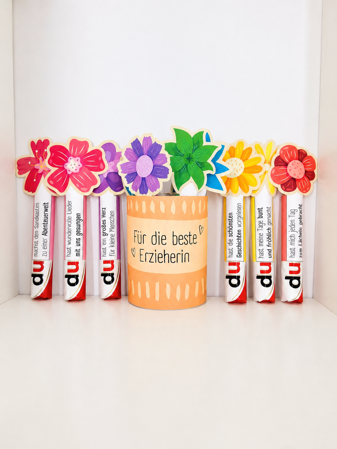 Gebasteltes Abschiedsgeschenk für eine Erzieherin mit Duplo-Banderolen und kleiner Blumenvase