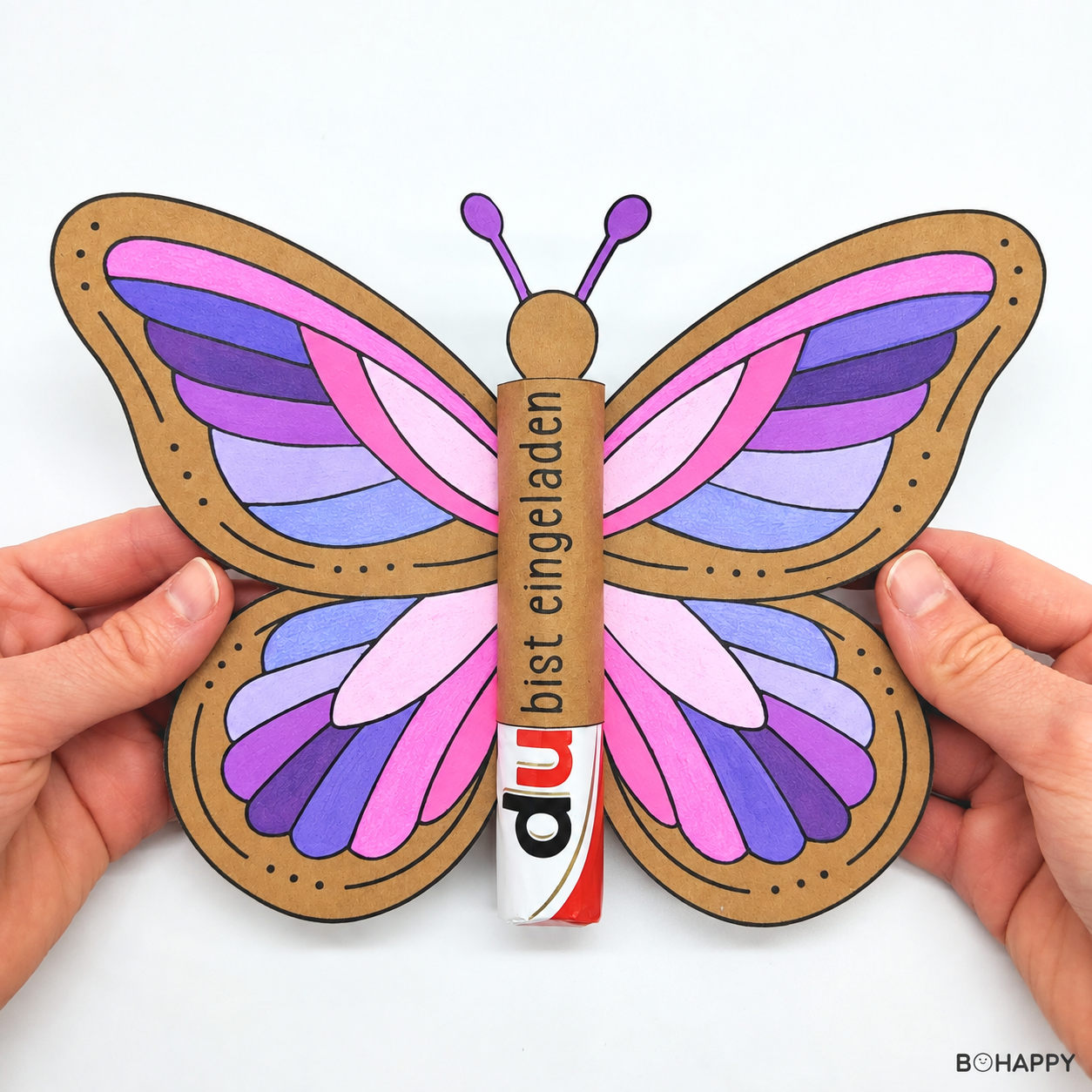 Gebastelte Schmetterling Einladungskarte für den Kindergeburtstag mit Duplo-Riegel
