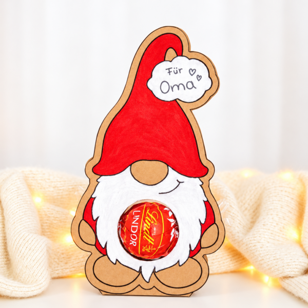 Gebastelter Weihnachtswichtel als Schokoladenhalter mit roter Lindor Praline