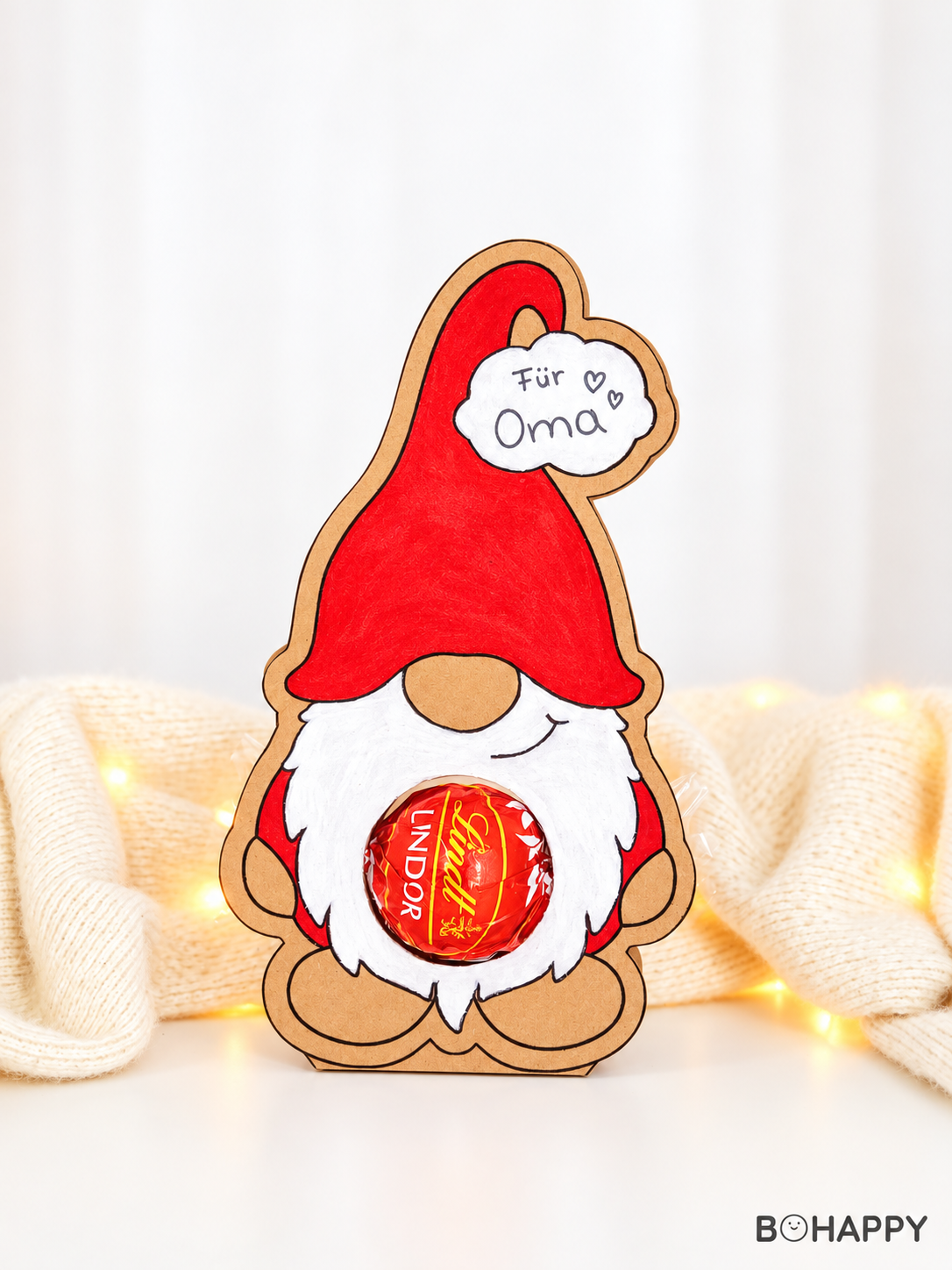Gebastelter Weihnachtswichtel als Schokoladenhalter mit roter Lindor Praline