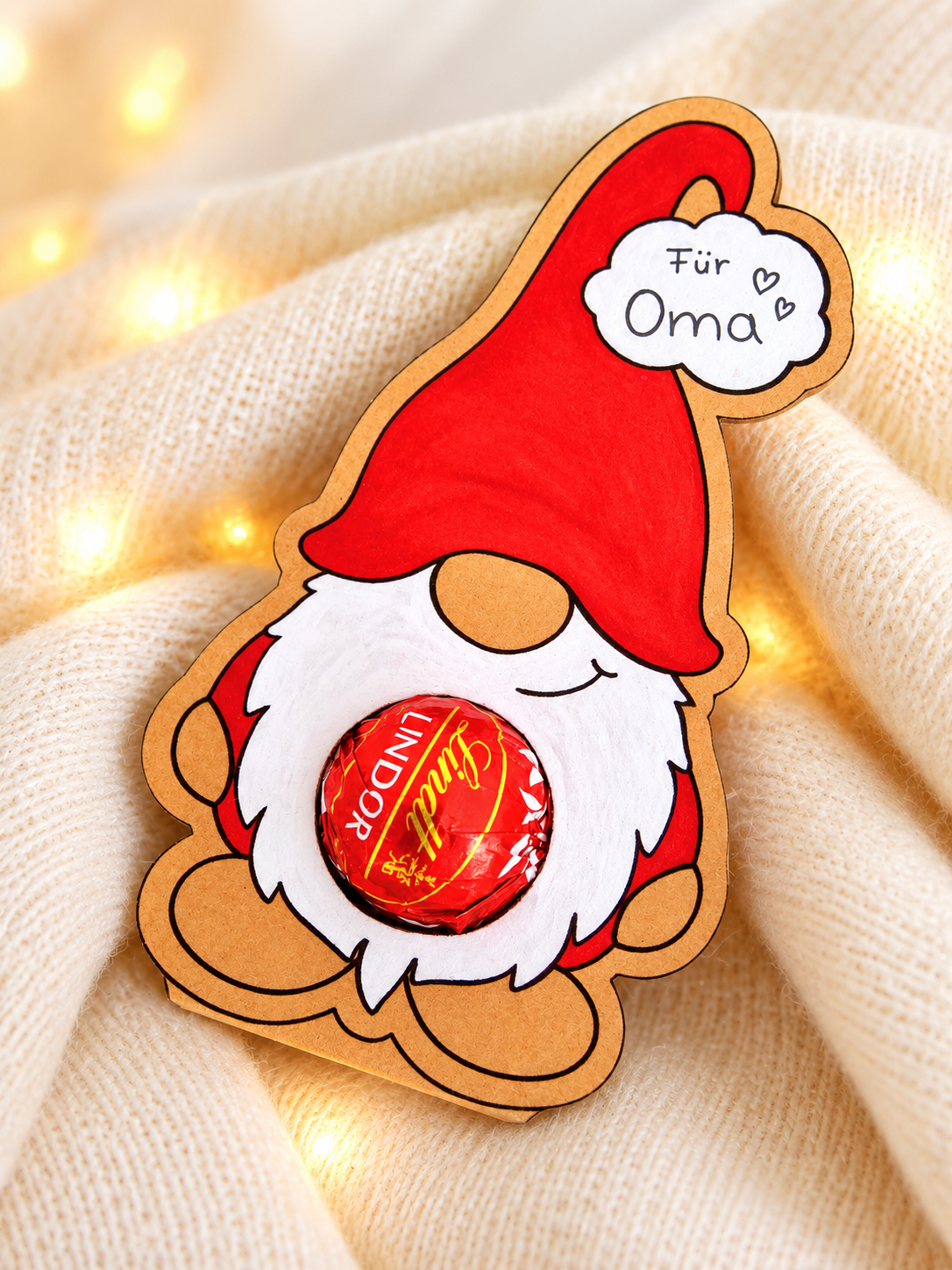 Weihnachtswichtel aus Kraftpapier mit Pralinenhalter als kleine DIY-Geschenkidee