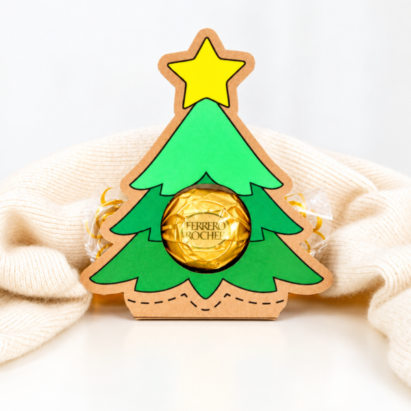 Gebastelter Weihnachtsbaum als Schokoladenhalter mit goldener Praline Ferrero Rocher