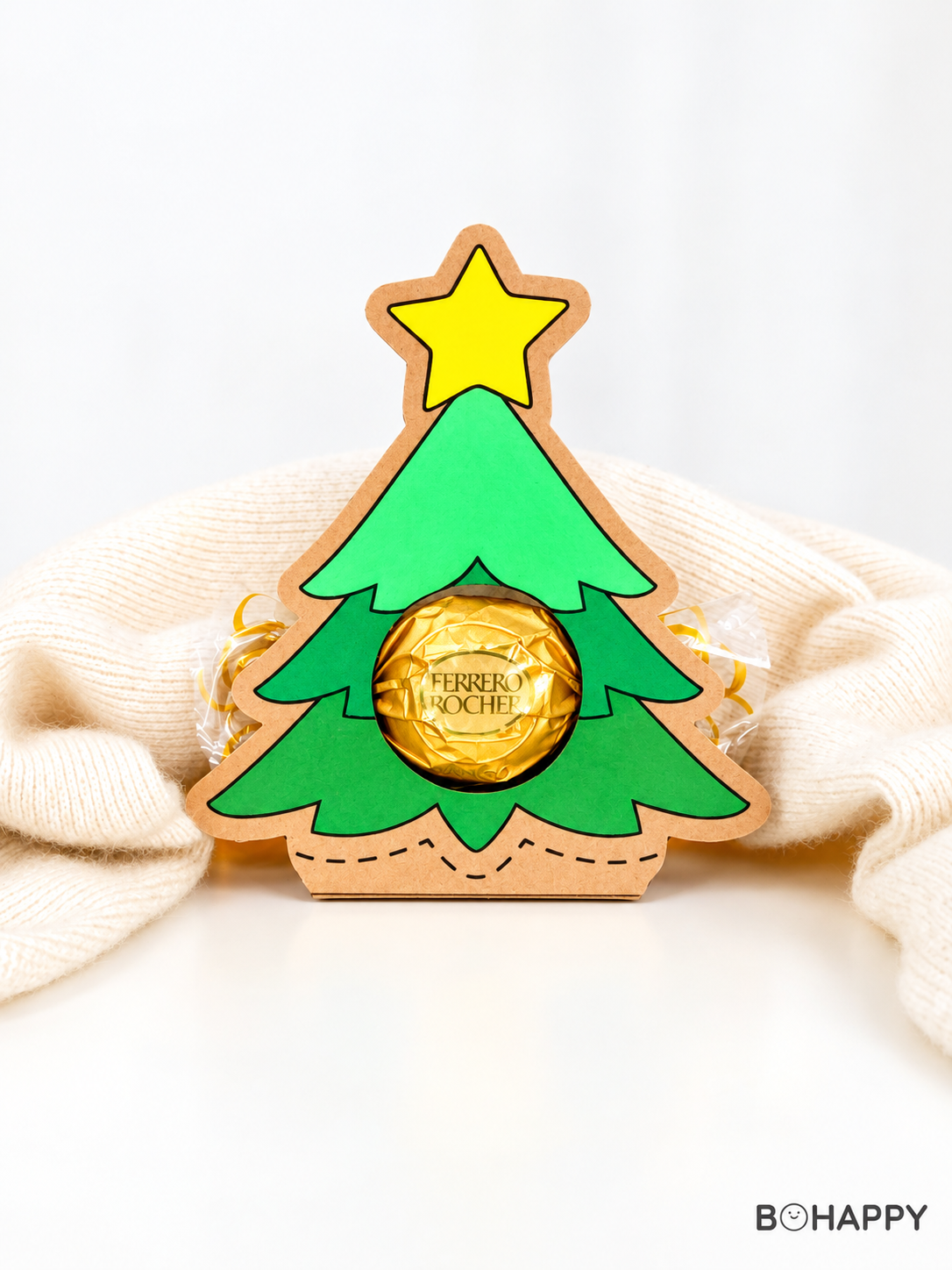 Gebastelter Weihnachtsbaum als Schokoladenhalter mit goldener Praline Ferrero Rocher