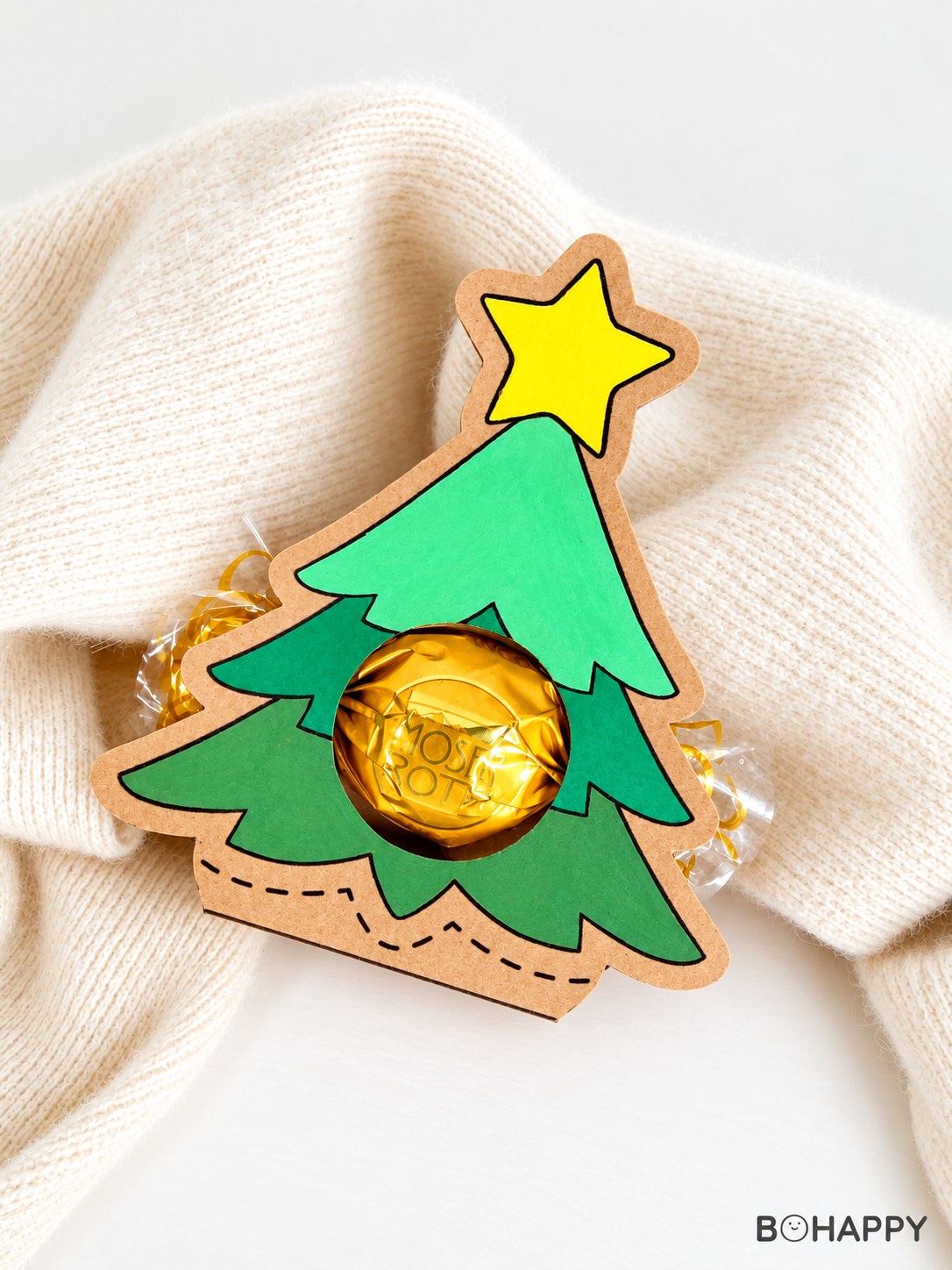 Tannenbaum aus Kraftpapier mit Pralinenhalter als kleine DIY-Geschenkidee zu Weihnachten