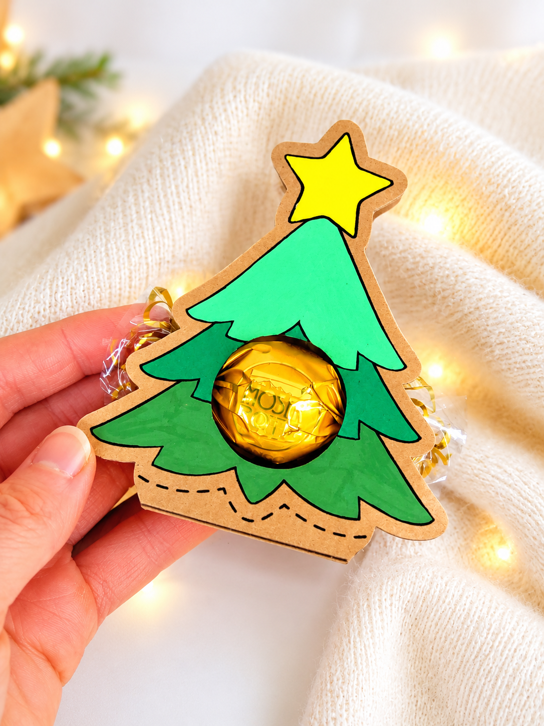 Selbst gebastelter Tannenbaum mit Praline als kleines Mitbringsel in der Weihnachtszeit