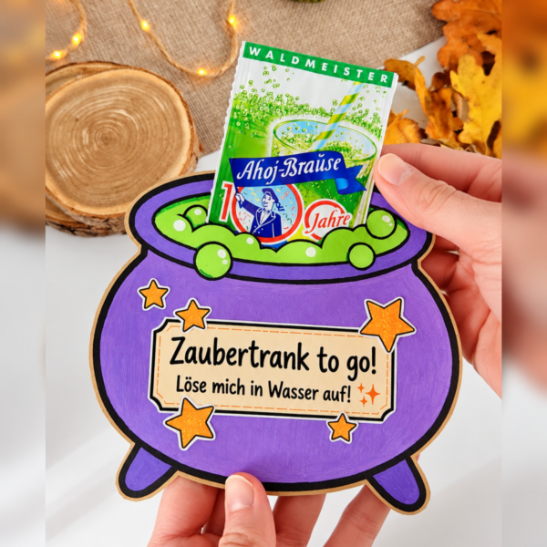 Gebastelter Zaubertrank to Go für Halloween mit lila Hexenkessel und Brausepulver